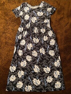 BISHUIGE Black Floral Short-Sleeve Maxi Dress with White Print